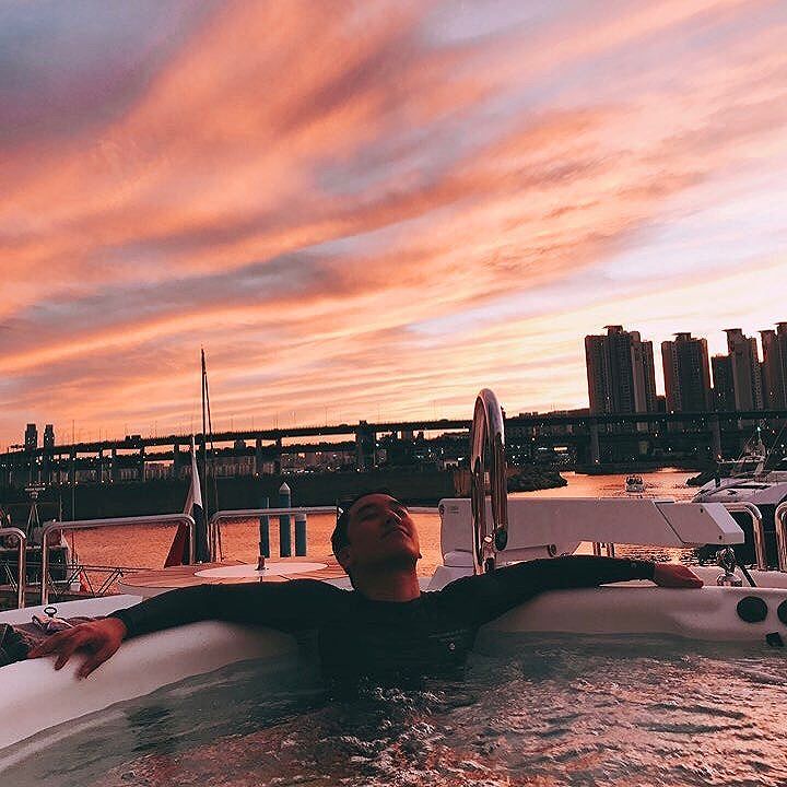 Seungri Instagram Sep 14, 2017 7:08pm Good life