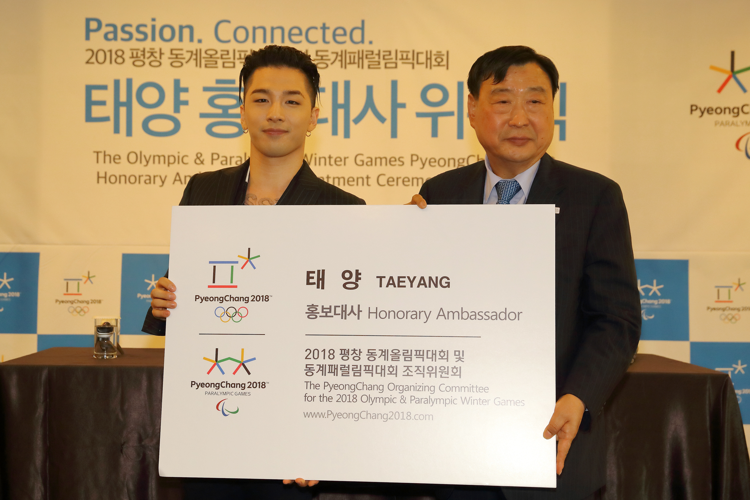 From the left; PyeongChang 2018 Honorary Ambassador Taeyang and POCOG President LEE Hee-beom