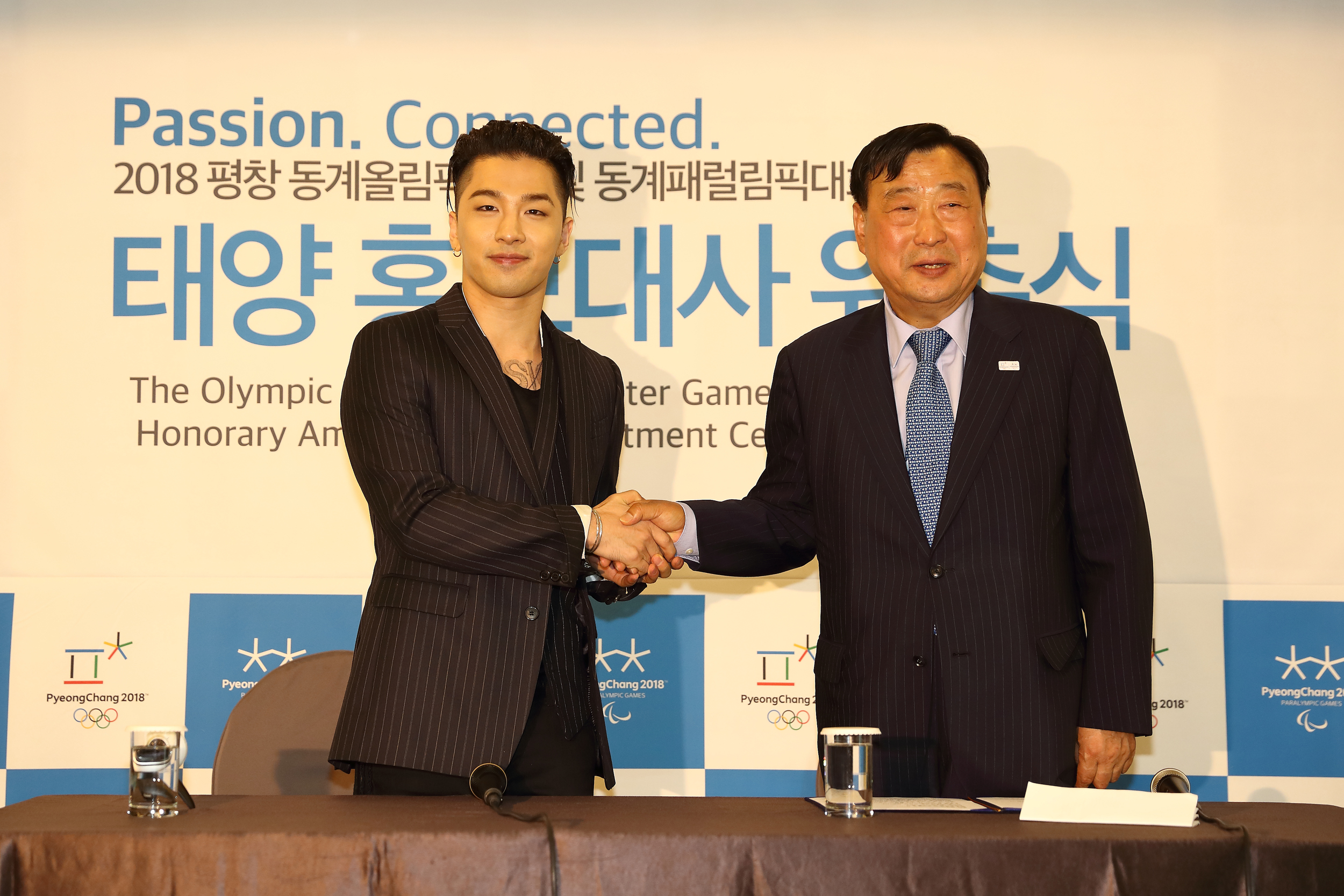 From the left; PyeongChang 2018 Honorary Ambassador Taeyang and POCOG President LEE Hee-beom