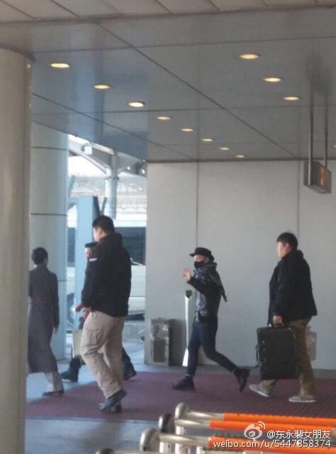 Taeyang arrival beijing airport 2015-01-31 - 1.jpg
