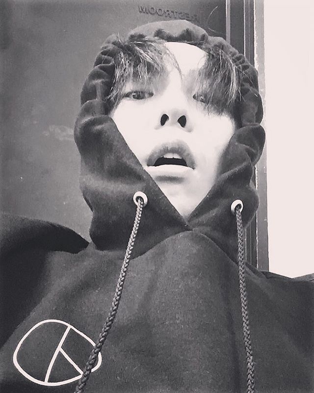 G-Dragon Instagram Nov 12, 2016 5:38am 좋은밤되세요🌚