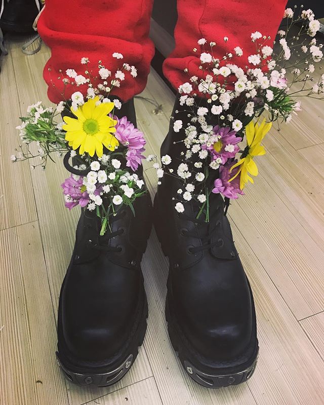 Taeyang Instagram Dec 17, 2016 8:05pm 오늘도 여러분덕분에 꽃길을 걷네요