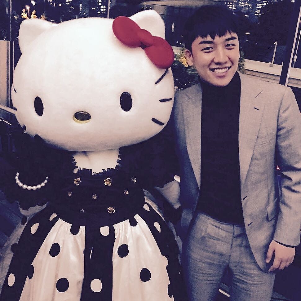 Seungri Instagram Dec 9, 2016 8:52am キティちゃんと会いました ！可愛い!  키티짱 만났어요 ^^