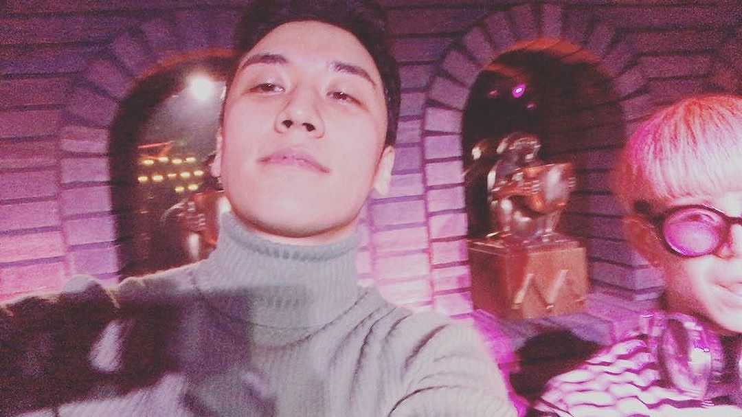 Seungri Instagram Dec 25, 2016 3:37am X mas in @monkey_museum with @tpa_official Merry Christmas