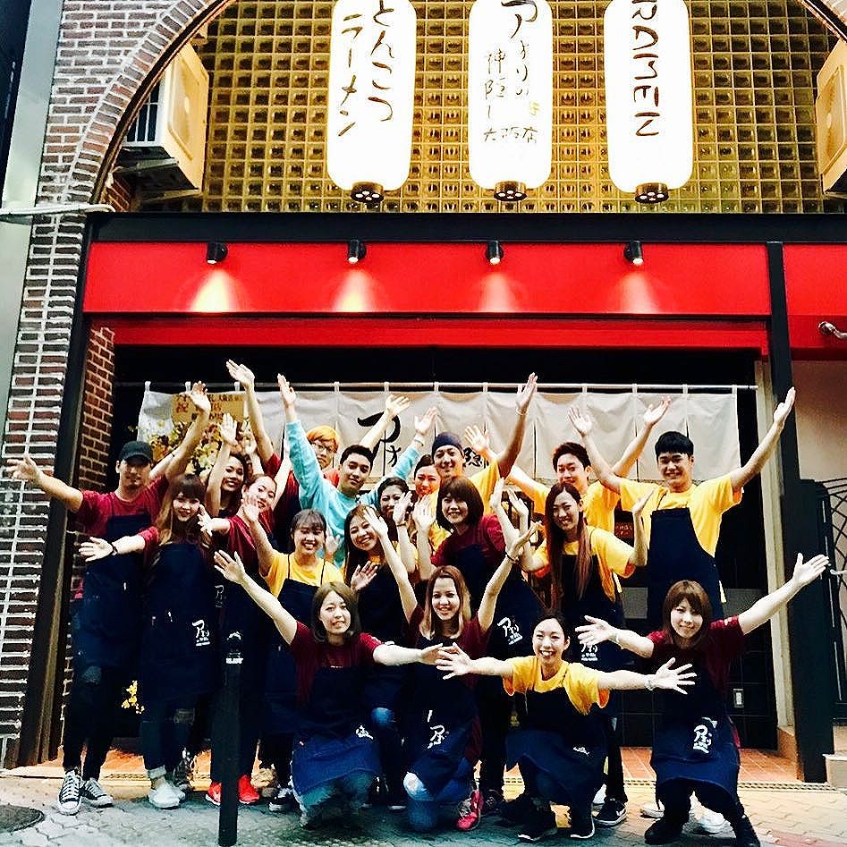 Seungri Instagram Jun 5, 2017 12:25pm 皆さんのお陰様で #アオリの神隠し #아오리라멘 #大阪 店を オープンすることになりました！よろしくお願いします！ 大阪のファンミで僕が言ったイベントについての 内容です. 
アオリの神隠し大阪店
オープン記念
6/5限定企画
抽選で
100名様に「ラーメン一杯無料券」
10名様に「スンリのサイン入りエプロン」
プレゼントします！
参加条件は6/3&6/4のビックバンファンミーティングイベントのチケット半券をお持ちの方
そしてアオリの神隠し大阪店で「アオリラーメン」をお召し上がりの方

以上に限らせて頂きます。
なお営業時間は11:00〜23:00(22:30L.O)です。
皆様のお越しを心よりお待ちしております！ ※先着順ではございません
※店舗裏手の川沿いに順番でお並びください
※ラーメン一杯無料券のご利用は明日以降可能
※サイン入りエプロンは後日発送予定