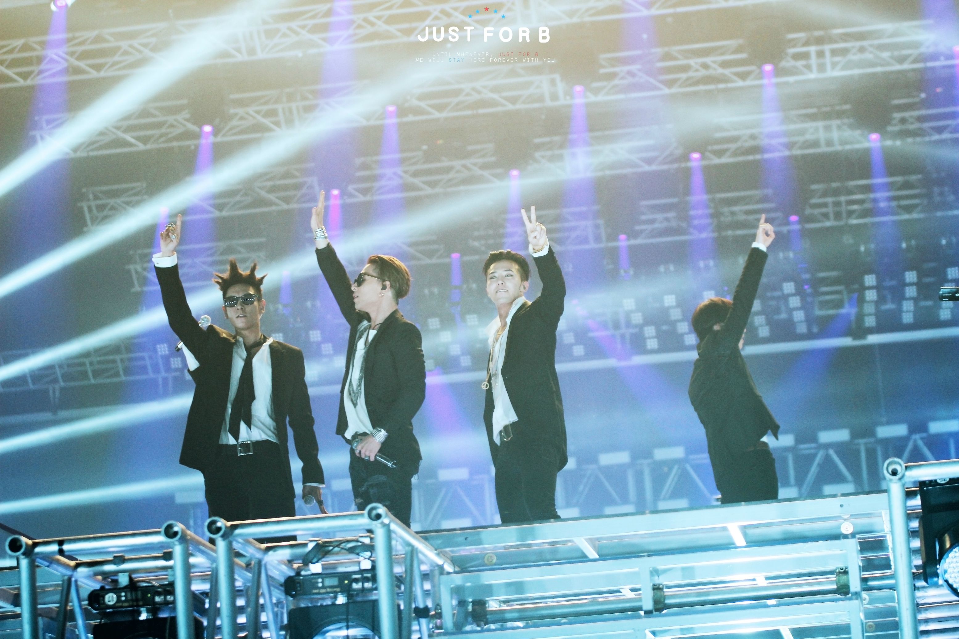 BIGBANG Seoul Day 2 HQs 2015-04-26 Seoul various139.jpg